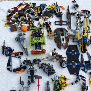 LEGOS- Bundle of miscellaneous Lego pieces.